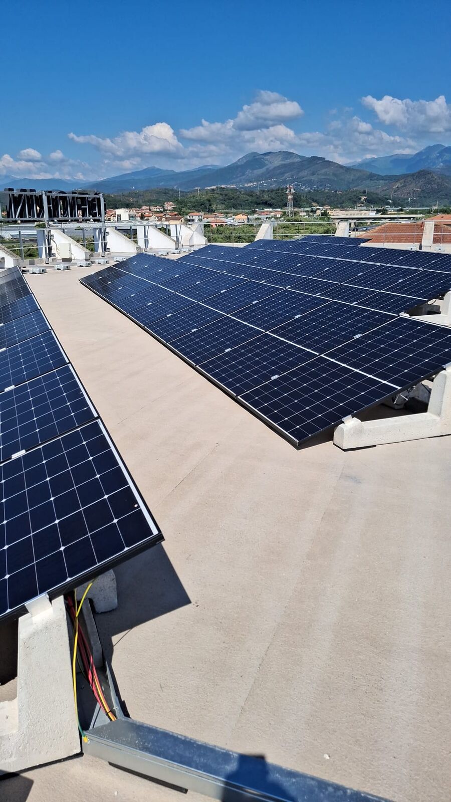 Copertura impermeabilizzata con pannelli fotovoltaici su ballasti
